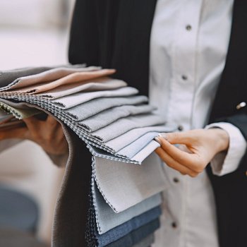 Výhody zakázkové výroby: Atypické rozměry, prvotřídní materiály a styl dle Vašich představ